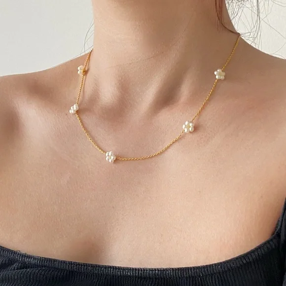 18k Gold Plated Pearl Daisy Multi Flower choker/short necklace. New. - Picture 1 of 14